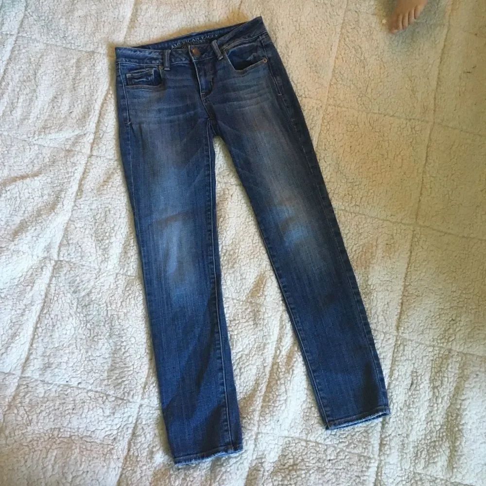 American Eagle distressed dark wash 0 skinny jeans
